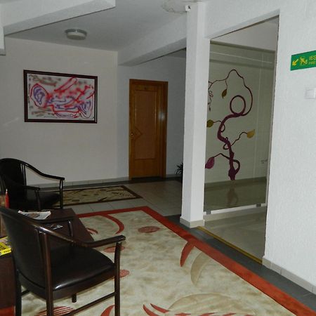 Hotel Tranzzit Бухарест Экстерьер фото