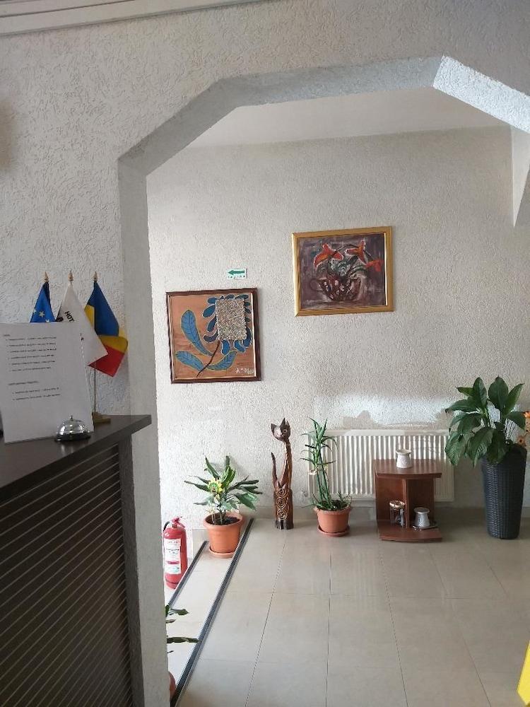 Hotel Tranzzit Бухарест Экстерьер фото