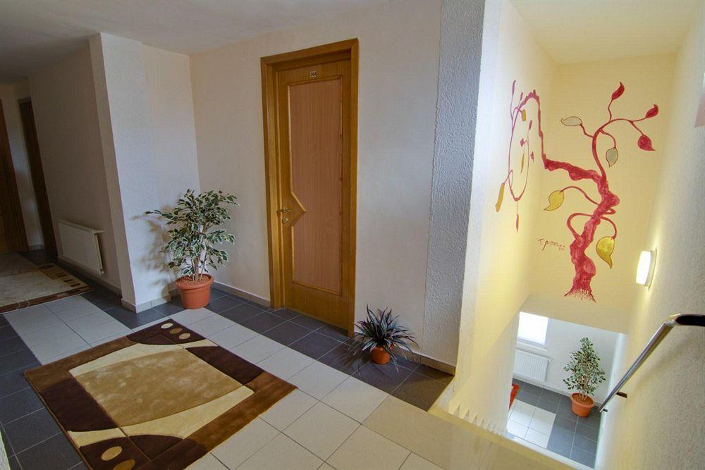 Hotel Tranzzit Бухарест Экстерьер фото