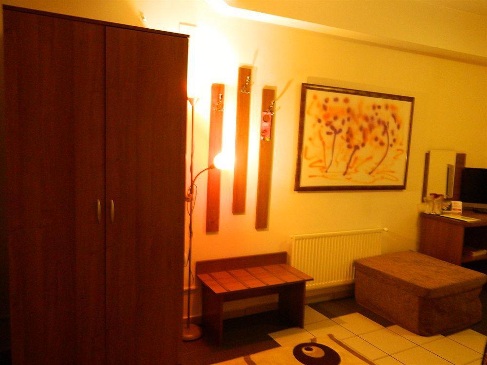 Hotel Tranzzit Бухарест Экстерьер фото
