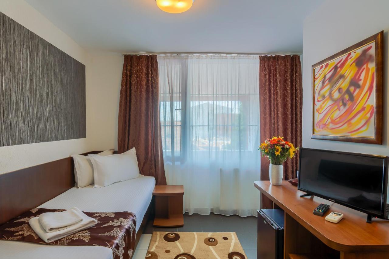 Hotel Tranzzit Бухарест Экстерьер фото