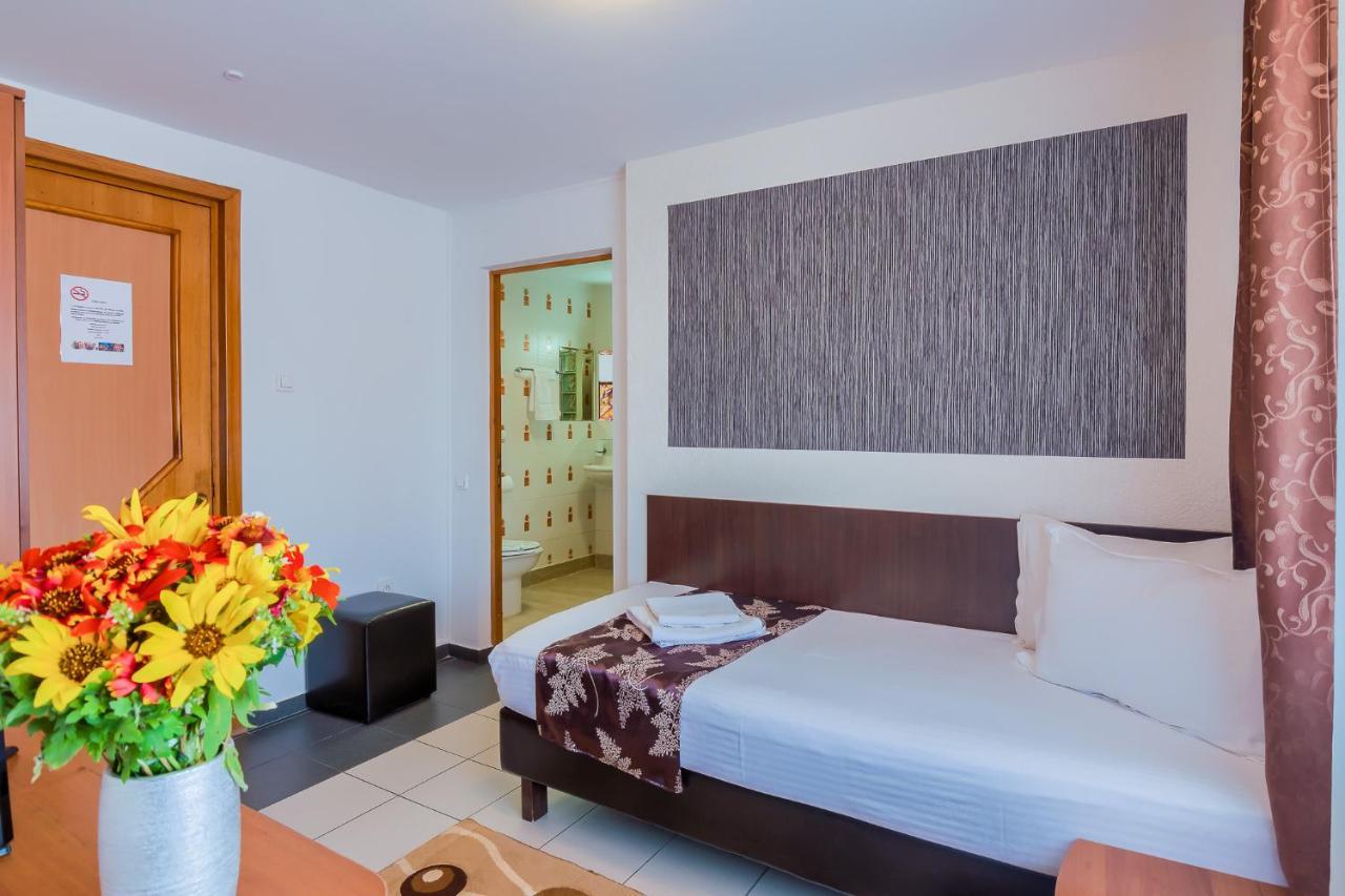 Hotel Tranzzit Бухарест Экстерьер фото