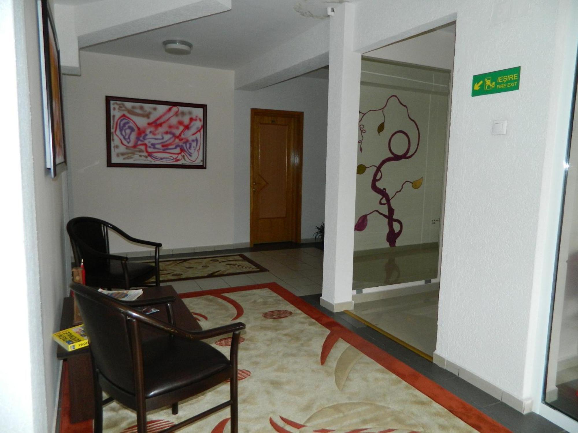Hotel Tranzzit Бухарест Экстерьер фото