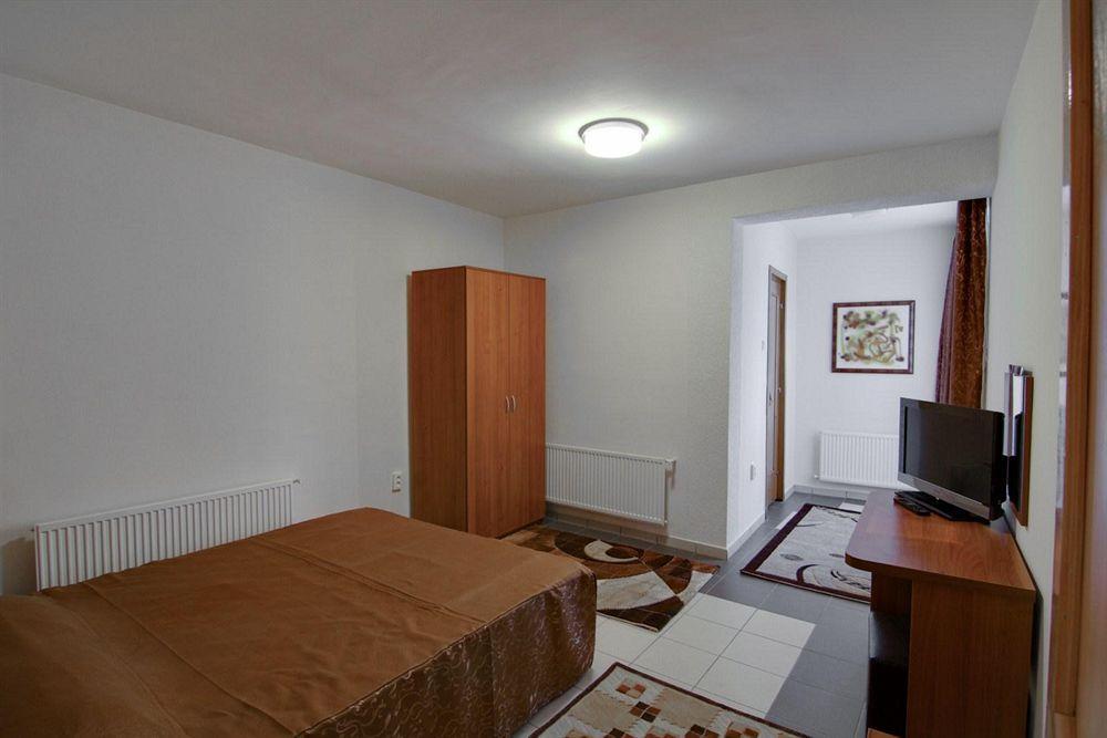 Hotel Tranzzit Бухарест Экстерьер фото