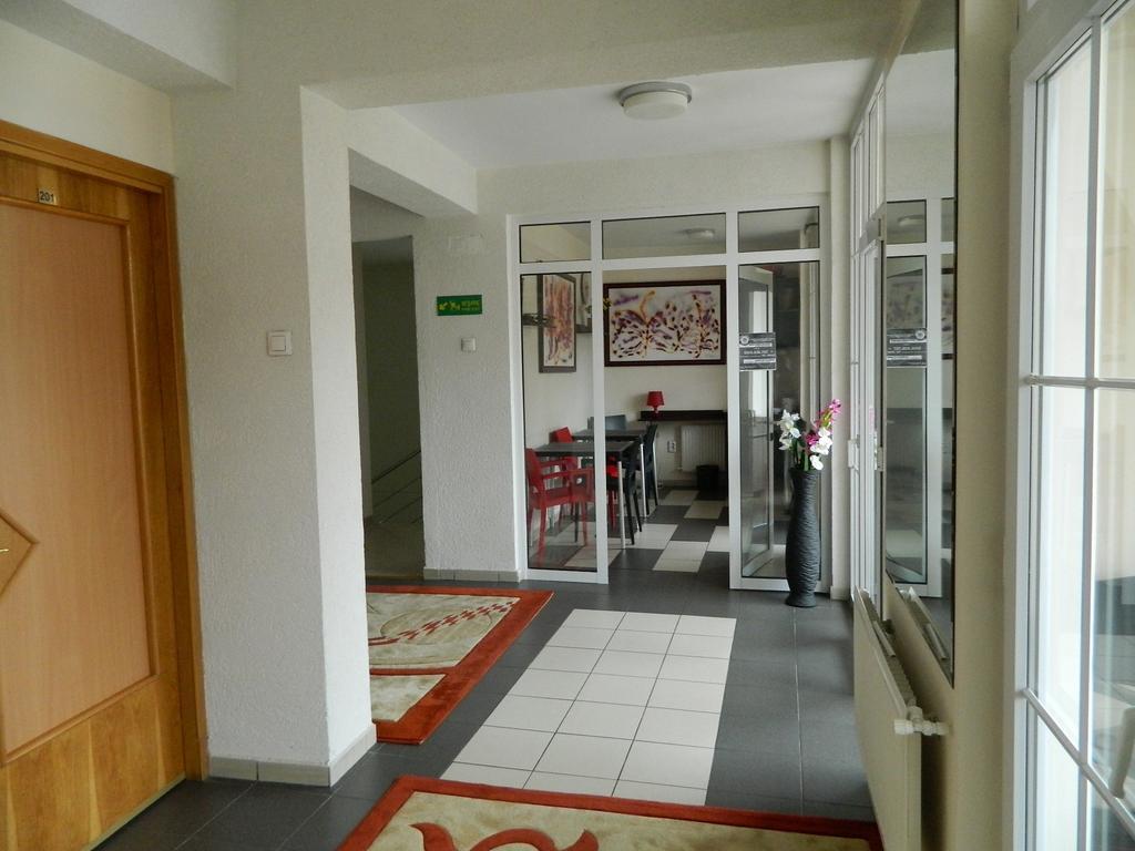 Hotel Tranzzit Бухарест Экстерьер фото
