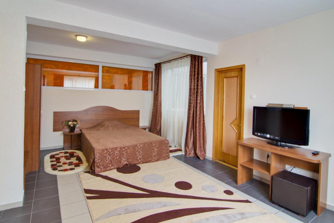 Hotel Tranzzit Бухарест Экстерьер фото