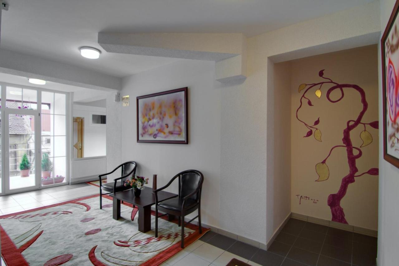 Hotel Tranzzit Бухарест Интерьер фото