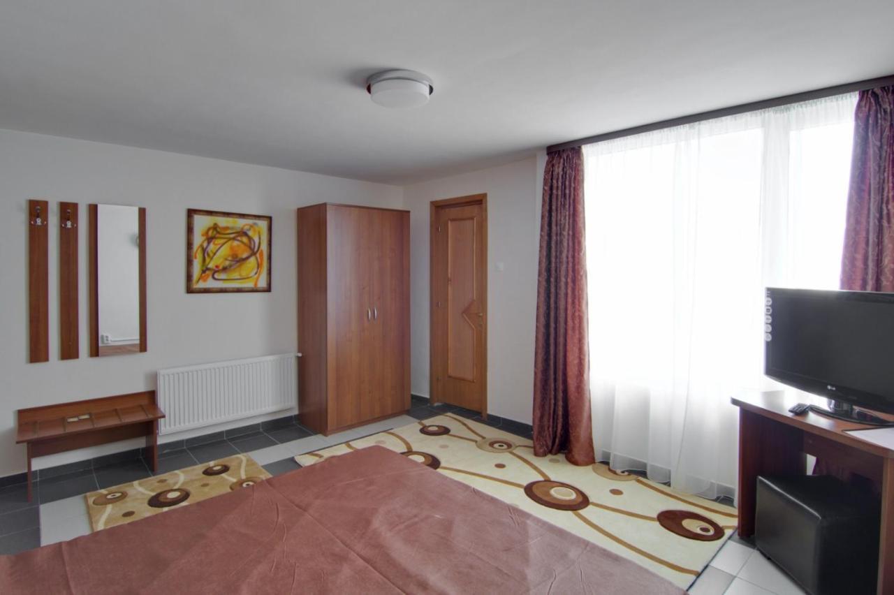 Hotel Tranzzit Бухарест Экстерьер фото