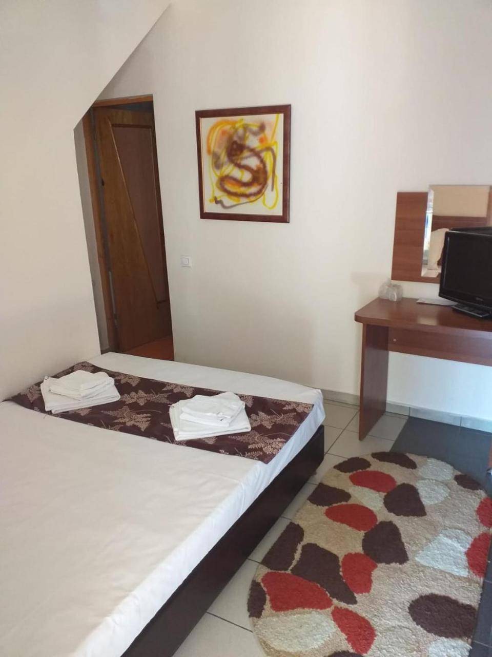 Hotel Tranzzit Бухарест Экстерьер фото