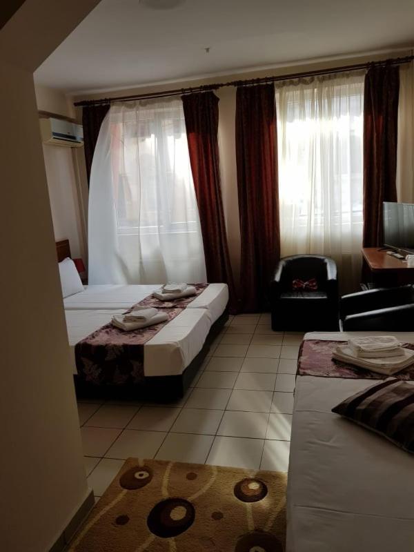 Hotel Tranzzit Бухарест Экстерьер фото